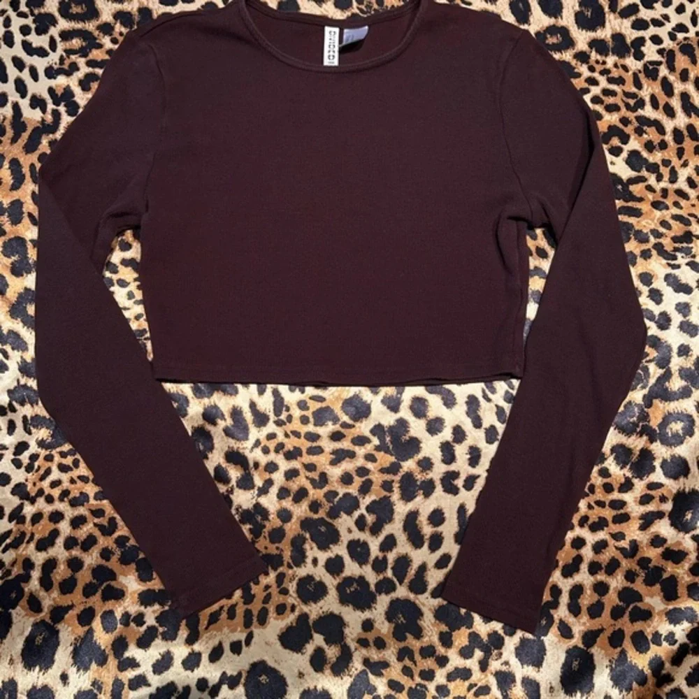 H&M Divided Dark Brown Cropped Long Sleeve Shirt